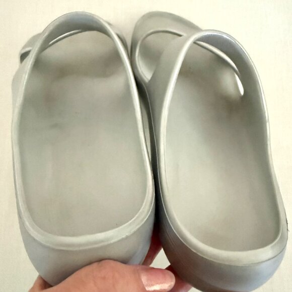 Lands End Womens Metallic Silver Slip On Slide Sandals Size 8 Lightweight Casual - Picture 3 of 11